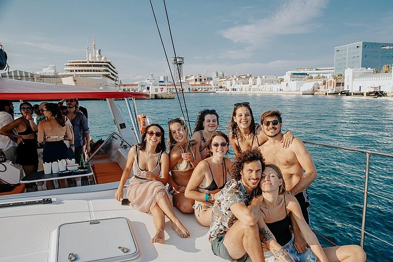 Liten gruppe katamarantur i Barcelona