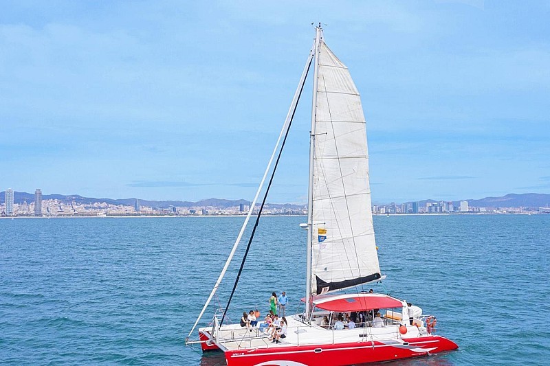 Liten gruppe katamarantur i Barcelona