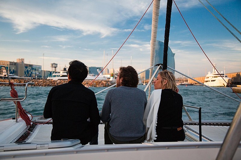 Liten gruppe katamarantur i Barcelona