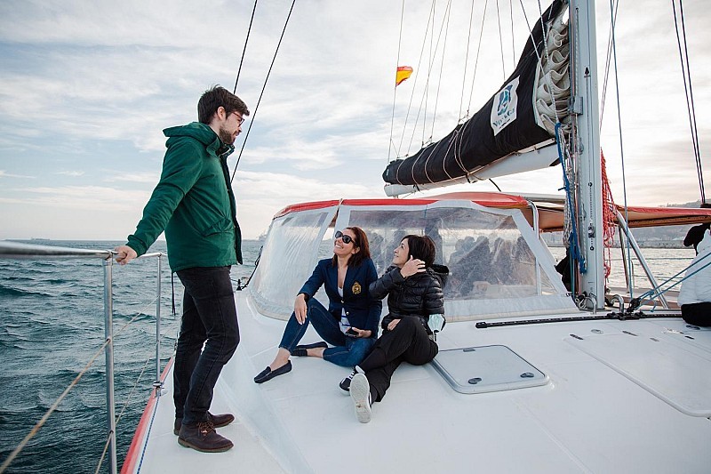 Liten gruppe katamarantur i Barcelona